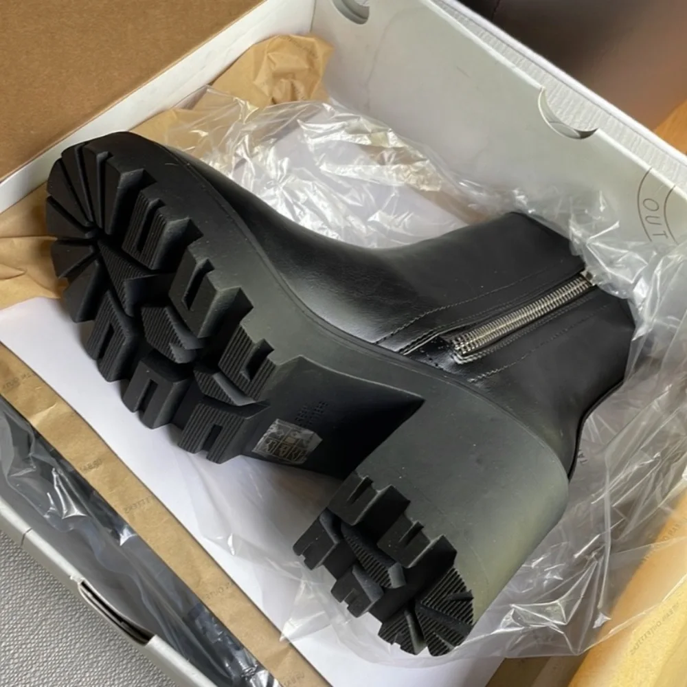 Urban Outfitters Black Heeled Zipper Boots size 8M - Picture 2 of 7